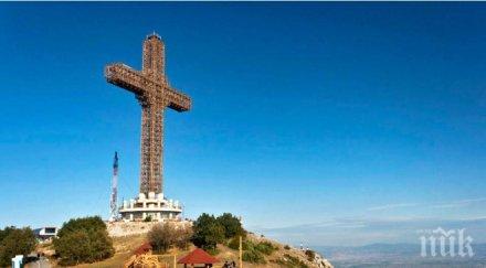 мюсюлмани организират протест кръст скопие