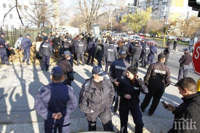 ПОРЕДЕН РОПОТ! Полицаите отново излизат на улицата! Бъчварова пак се скри