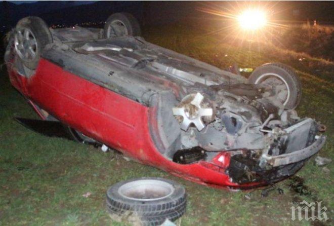 Тежка катастрофа в Дупница! Две коли се удариха челно, едната се обърна по таван (снимки)
