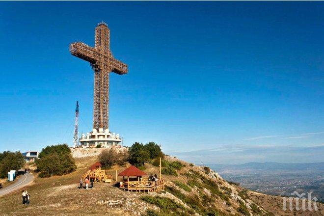 Мюсюлмани организират протест срещу кръст в Скопие
