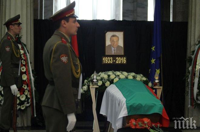 ПИК ТV: Стотици политици, близки и граждани си казаха последно сбогом с Йордан Соколов
