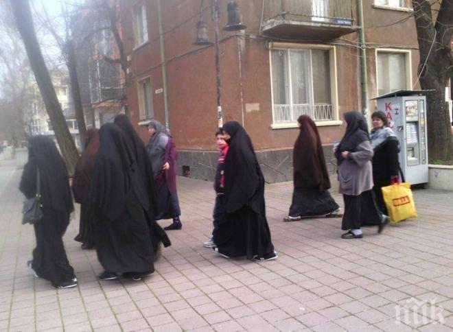 САМО в ПИК! Шокиращи снимки от Пазарджик изправиха хората на нокти!  Жените масово ходят с бурки! Социалните мрежи изригнаха срещу ширещия се ислям у нас