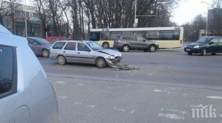 кола катастрофира метри гимназия пловдив снимка