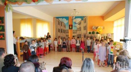 деца пеят песни дякона