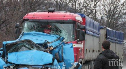 микробус обърна околовръстното казанлък трима души пострадаха