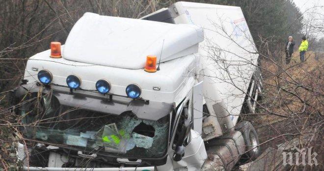 Ужас на магистрала Тракия! ТИР се преобърна, заспалият шофьор оцелял по чудо!