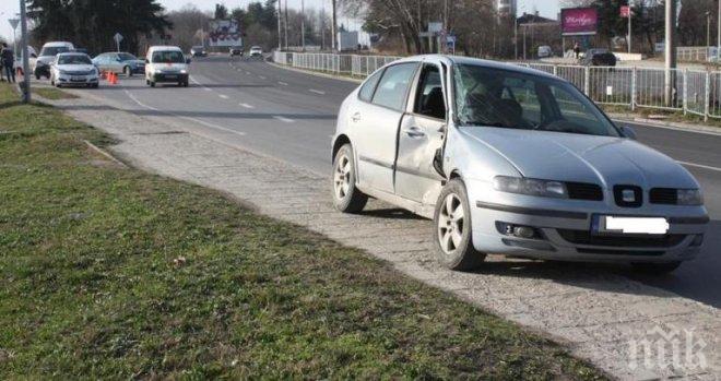 Две момчета откраднаха, блъснаха и върнаха пред дома й лека кола
