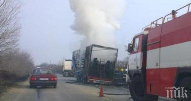 Камион се преобърна и запали край Търново
