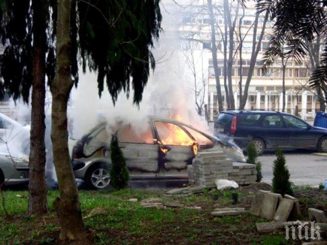 Паника в София! Кола пламна и изгоря до основи край 21-во СОУ (снимки)