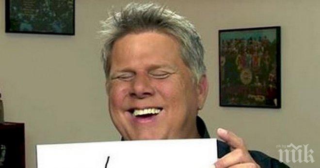 Един сляп човек се опитва да рисува скици, дори той се смее на получените резултати!