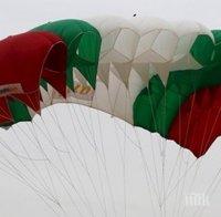 Родолюбие! Българка се приземи пред Хеопсовата пирамида с парашут в цветовете на националния флаг (снимка)