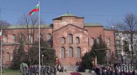 пик националният трибагреник развя паметника незнайния воин