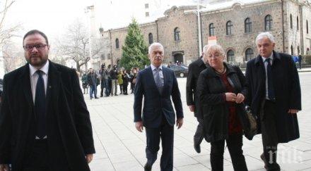 атакисти свалиха стъпкаха флага ндк