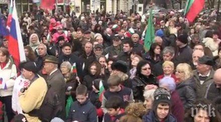 пик стотици русенци развяха знамена паметника свободата