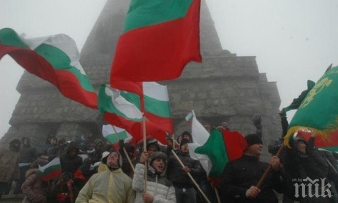 Хиляди българи посрещат празника на паметника на Шипка