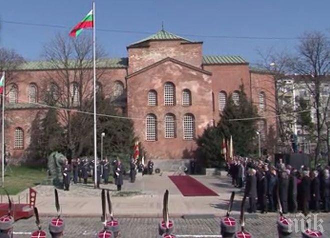 ПИК TV: Националният трибагреник се развя над паметника на Незнайния воин