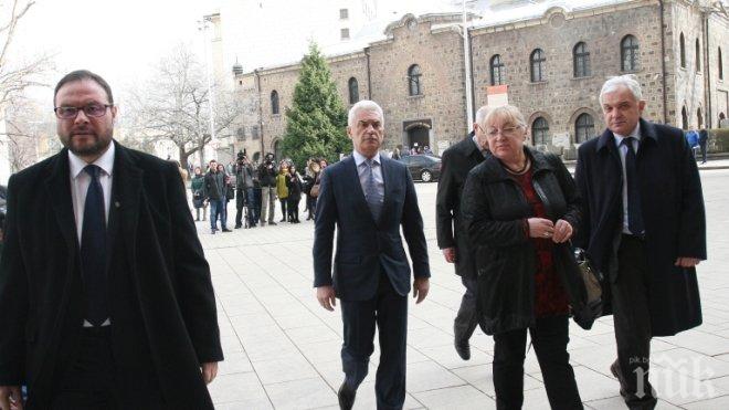 Атакисти свалиха и стъпкаха флага на ЕС пред НДК