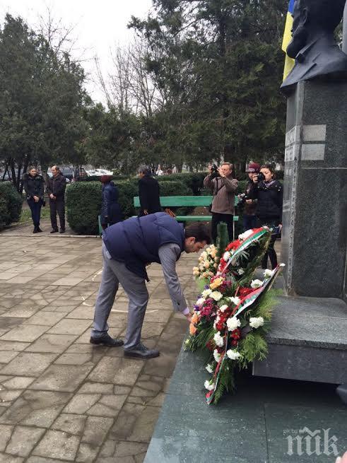 Лидерът на МГЕРБ Георг Георгиев се поклони пред паметника на Христо Ботев в Измаил