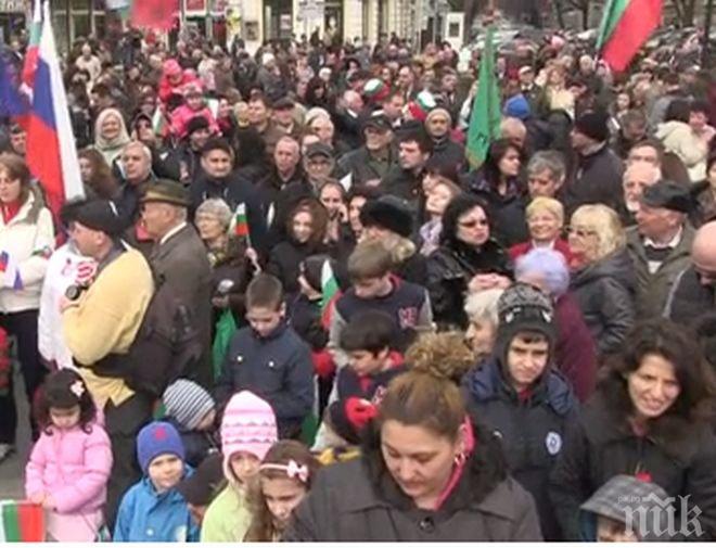 ПИК TV: Стотици русенци развяха знамена пред Паметника на свободата