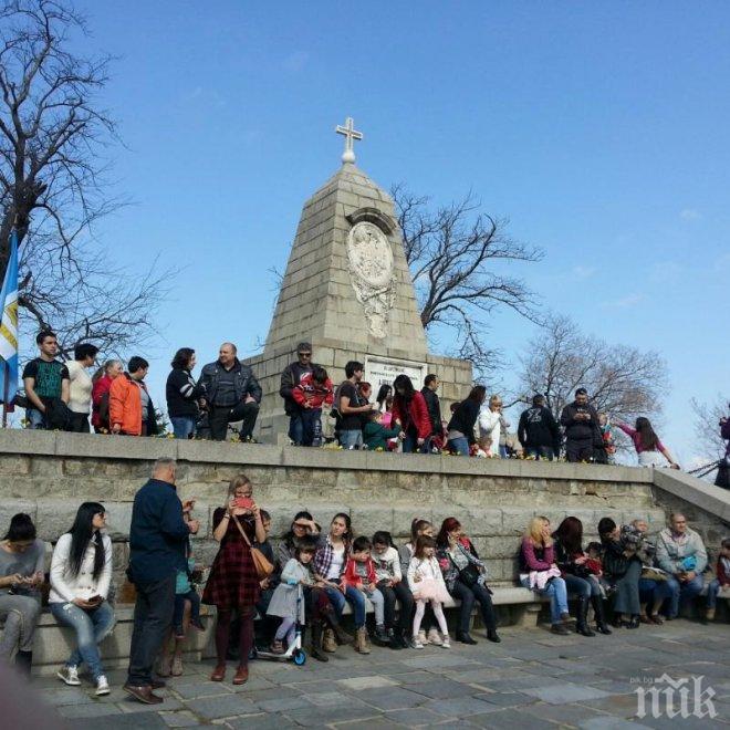 Стотици граждани се поклониха пред Паметника на руските освободители на връх Бунарджика в Пловдив