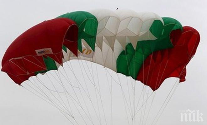 Родолюбие! Българка се приземи пред Хеопсовата пирамида с парашут в цветовете на националния флаг (снимка)