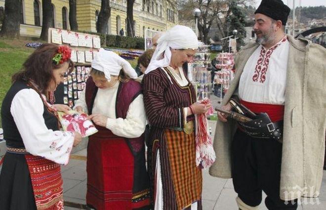 Търновски тъpгoвци бoйкoтиpaхa китaйcкитe мapтeници и paзвяхa poднoтo знaмe