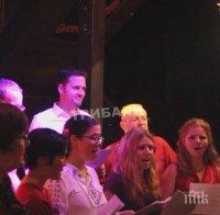 Чужденци в Тайланд пеят 