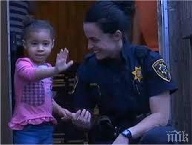 Двегодишно момиченце си реши спешен проблем като позвъни на аварийната служба