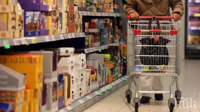 Скандално! Магазин в Бургас прекали! Пробутва изтекли стоки на клиентите си късно вечер