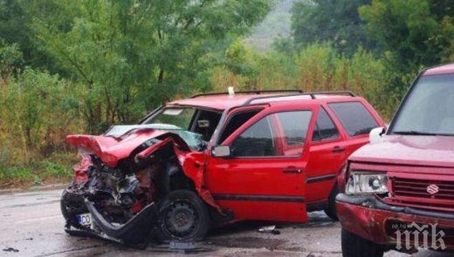 Свирепа катастрофа на изхода на Пловдив! Автомобил се размаза след зверски челен удар, има ранена жена! (снимки)
