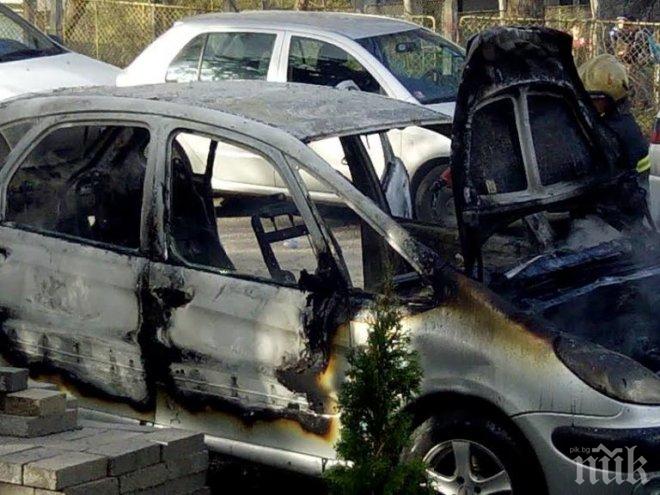 Две коли на младо семейство мистериозно изгоряха в Павликени