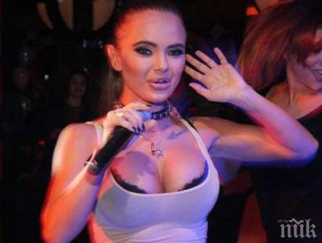 ГАФ!? Лъснаха зърната на Мара на Наградите на Планета (снимка)