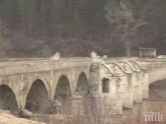 ПИК TV: Мостът на Колю Фичето край Бяла се руши , пари за реставрация няма