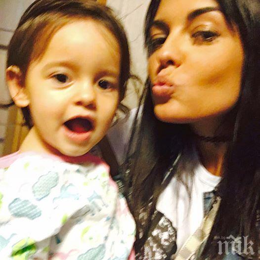 Аделина Солтарийска с ново селфи на порасналата Ема 