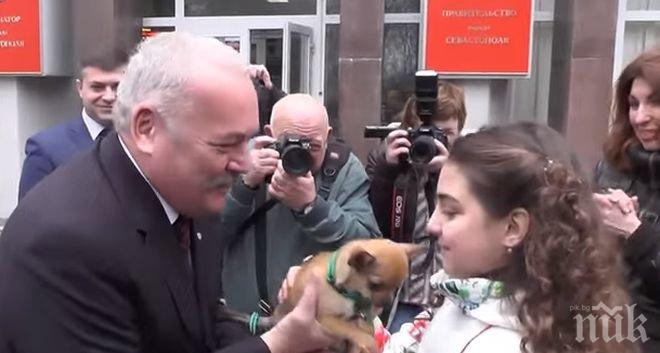 Путин зарадва момиченце с куче (видео)