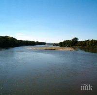 Чистят река Марица с моторна лодка