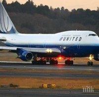 Самолет на  „Юнайтед Еърлайнс“ кацна аварийно в Хюстън заради попаднала в двигателя птица