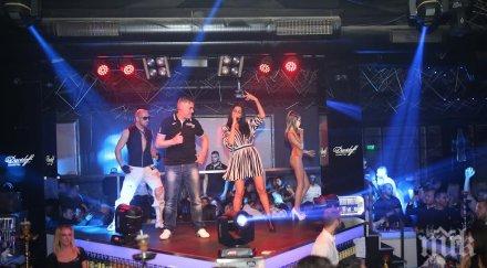 дебора вдигна крак клуб