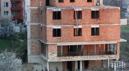 опасно забавление деца масово играят полуразрушени сгради тонове бетон желязо застрашават подрастващите снимки