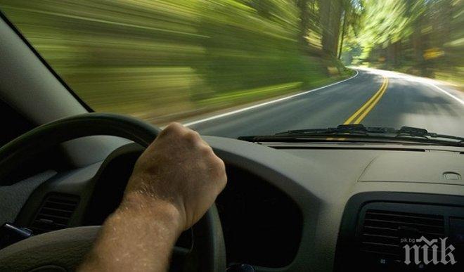 Фиркан джигит катастрофира два пъти с крадена кола