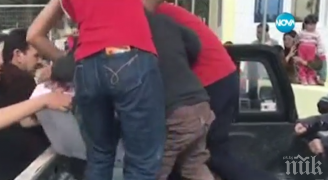 Бежанци се биха за хляб в Солун (снимки)