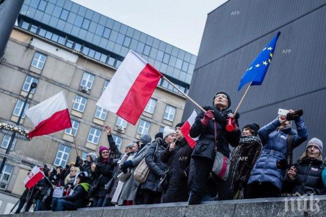 Стотици жени протестираха в полската столица с искане за премахване на ограниченията за аборт
