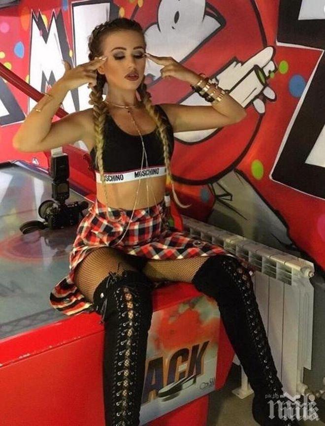 Дръзка ученичка: Гери-Никол втрещи феновете си със садо-мазо визия (снимка)