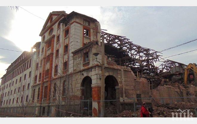 Тухли от съборения склад трупат пред община Пловдив 