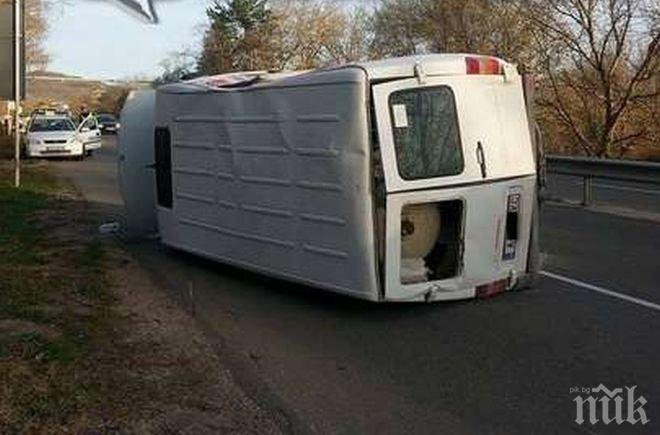 Вижте ексклузивни снимки от автомелето край Созопол! Скъсан теглич предизвикал зверската катастрофа