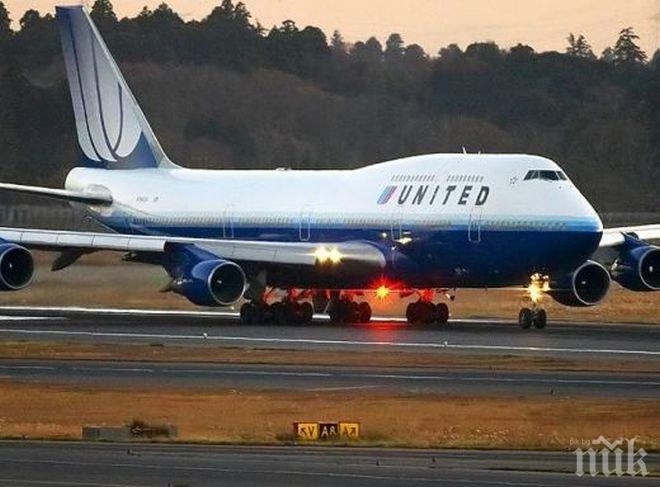 Самолет на  „Юнайтед Еърлайнс“ кацна аварийно в Хюстън заради попаднала в двигателя птица
