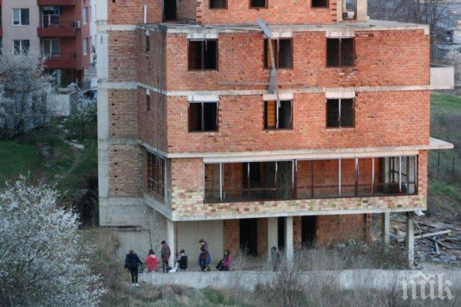 Опасно забавление! Деца масово играят в полуразрушени сгради! Тонове бетон и желязо застрашават подрастващите (снимки)