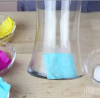 Тя постави парченца салфетки върху стъклена ваза. Резултатът изкушава да опиташ и ти!