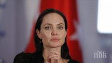 Дъщерята на Джоли и Пит защитава бежанците