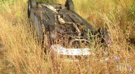 майка дъщеря хвърлиха кола канавка